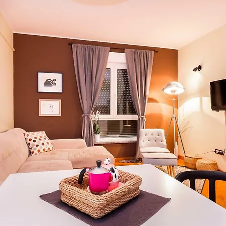 Апартаменти City Central With Free Parking Пула